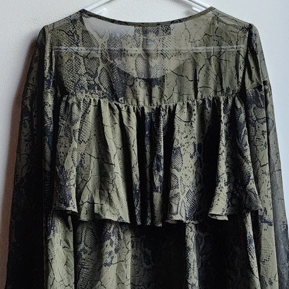 Jennifer Lopez Green/Black Reptile Print Ruffled Blouse Size Small - Picture 13 of 14